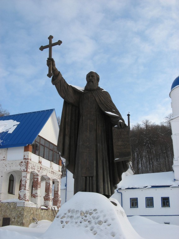 Макарьевская пустынь. Макарьевская пустынь. дополнительная информация, Памятник преподобному Макарию Желтоводскому в ограде обители