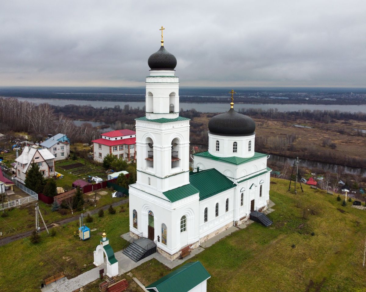 Церковь Преображения Господня, Кадницы (Кстовский район, Нижегородская область). общий вид в ландшафте