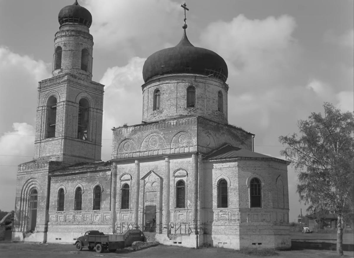 Кадр из фильма « История Аси Клячиной, которая любила, да не вышла замуж», архивная фотография. Церковь Преображения Господня, Кадницы (Кстовский район, Нижегородская область)