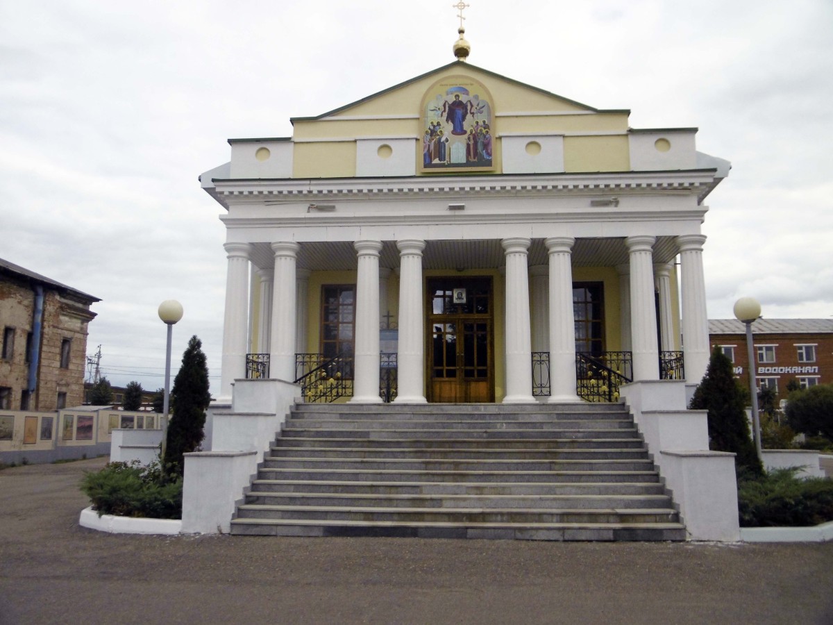 Сарапул. Церковь Покрова Пресвятой Богородицы. фасады, Западный фасад храма с главными вратами