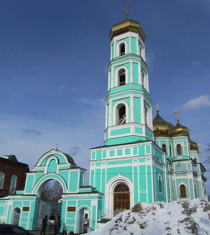 Пермь. Кафедральный собор Троицы Живоначальной на Слудской горе. фасады, входная арка и колокольня, вид с юго-запада