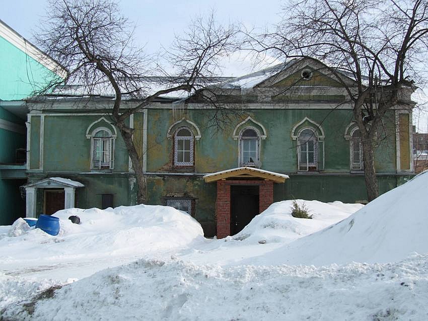 Пермь. Кафедральный собор Троицы Живоначальной на Слудской горе. дополнительная информация, один из служебных корпусов к югу от храма