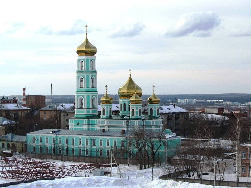 Пермь. Кафедральный собор Троицы Живоначальной на Слудской горе. общий вид в ландшафте, вид с юго-востока