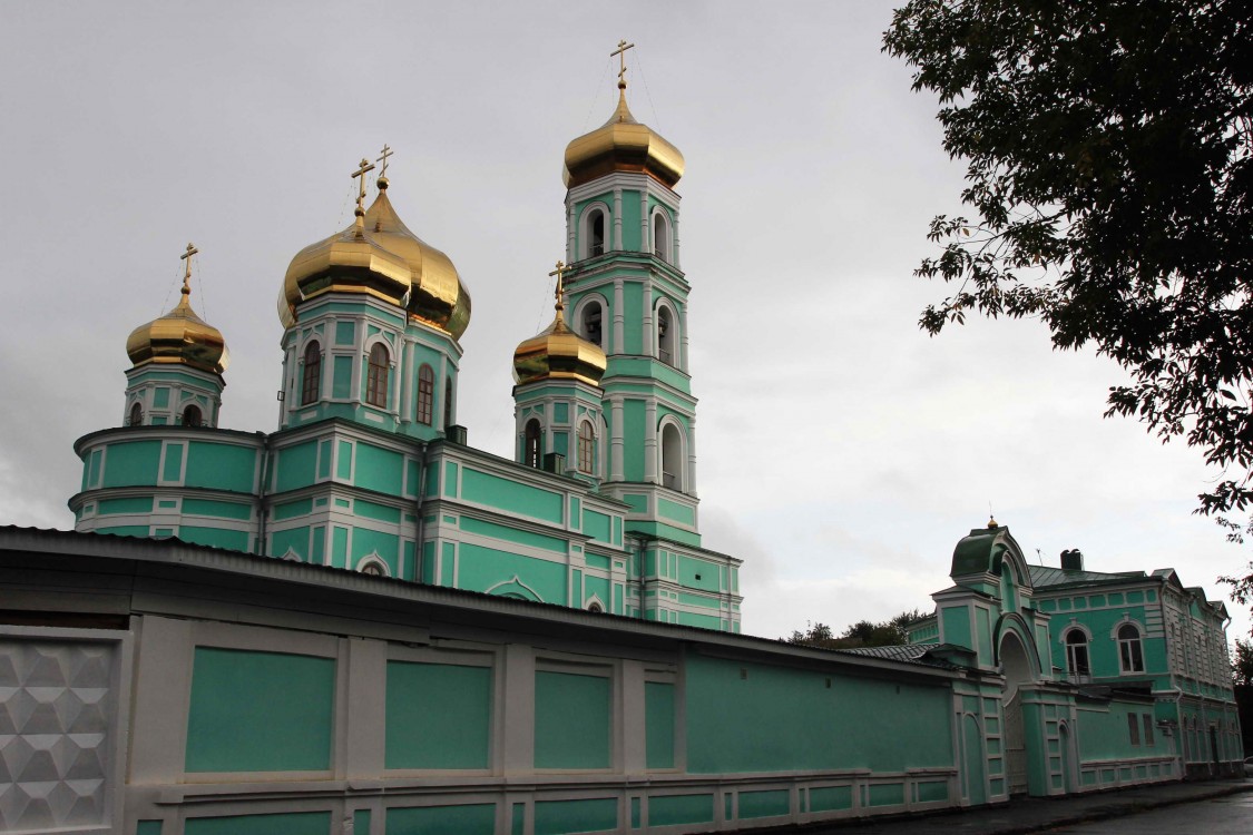 Пермь. Кафедральный собор Троицы Живоначальной на Слудской горе. фасады