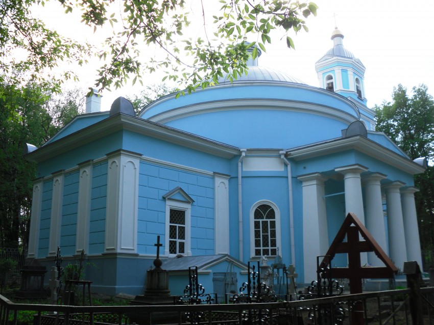 Церковь Всех Святых на Егошихинском кладбище, Пермь (Пермь, город, Пермский край). фасады, Изящная, круглая в плане, с большим куполом, украшенная колоннами, церковь является одной из архитектурных достопримечательностей города и уникальным памятником архитектуры.