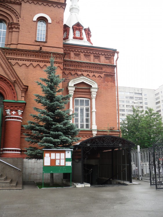 Церковь Вознесения Господня, Пермь (Пермь, город, Пермский край). архитектурные детали, вход в нижний придел Серафима Саровского