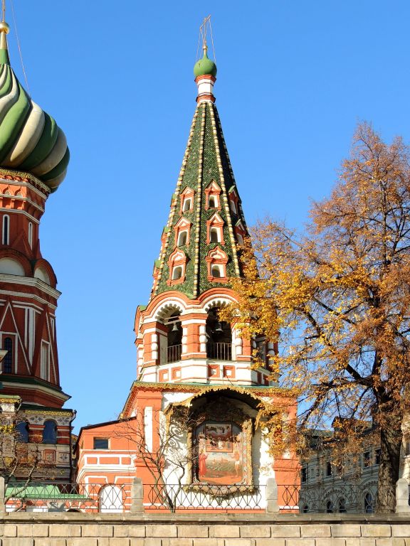 Собор Покрова Пресвятой Богородицы на Рву, Тверской (Центральный административный округ (ЦАО), г. Москва). архитектурные детали, Южный фасад колокольни с храмовой иконой Покрова Пресвятой Богородицы
