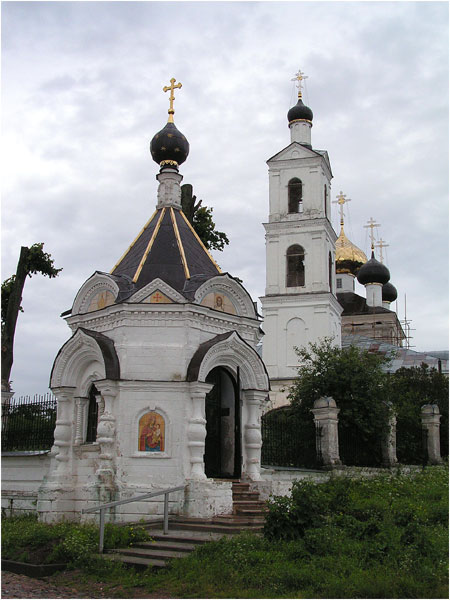 Церковь Воздвижения Креста Господня, Свердлово (Конаковский район, Тверская область). дополнительная информация, Церковь Воздвиженья Креста Господня. На переднем плане Часовня во имя Александра Невского. Вид с юго-запада.