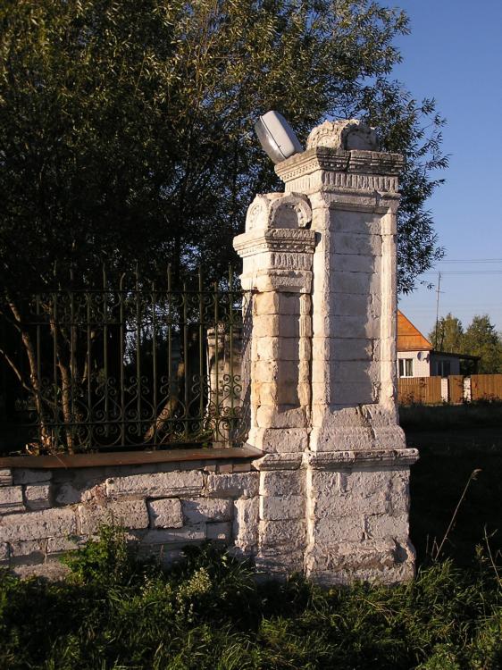 Церковь Воздвижения Креста Господня, Свердлово (Конаковский район, Тверская область). дополнительная информация, Угловой фрагмент ограды