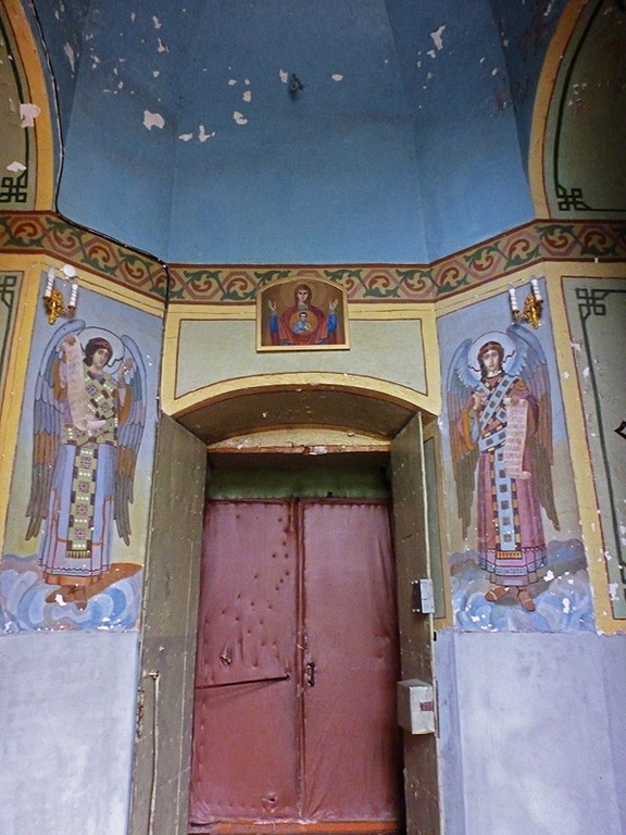 Церковь Воздвижения Креста Господня, Свердлово (Конаковский район, Тверская область). интерьер и убранство, Паперть
