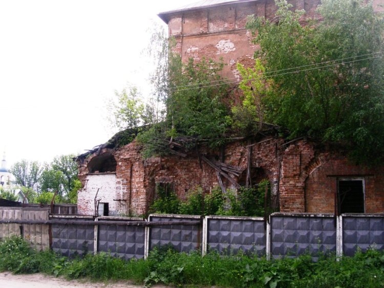 Церковь Воздвижения Креста Господня, Серпухов (Серпуховский городской округ и гг. Протвино, Пущино, Московская область). архитектурные детали, юго-восточный угол здания, вид с востока