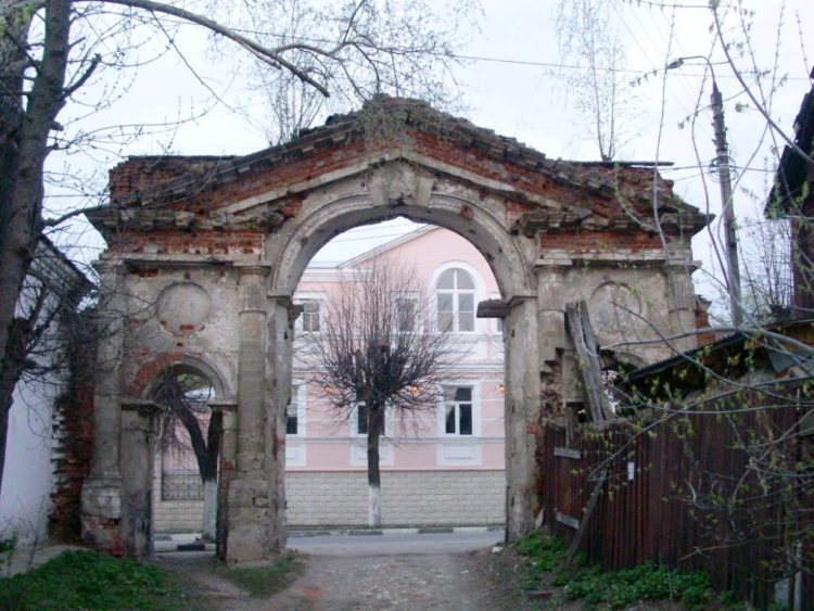 Распятский монастырь, Серпухов (Серпуховский городской округ и гг. Протвино, Пущино, Московская область). дополнительная информация, вид изнутри на восточные ворота