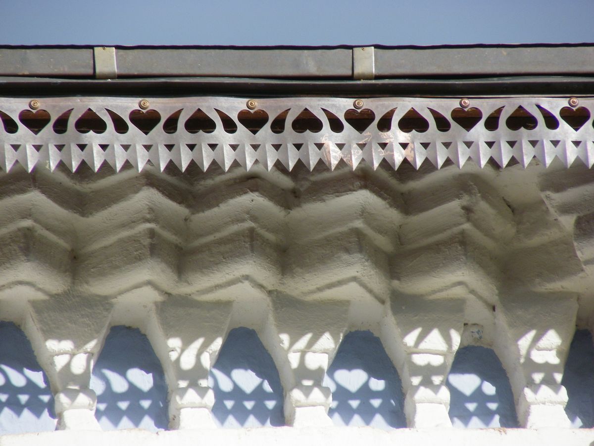 Кирпичный орнамент, архитектурные детали. Церковь иконы Божией Матери "Знамение", Суздаль (Суздальский район, Владимирская область)