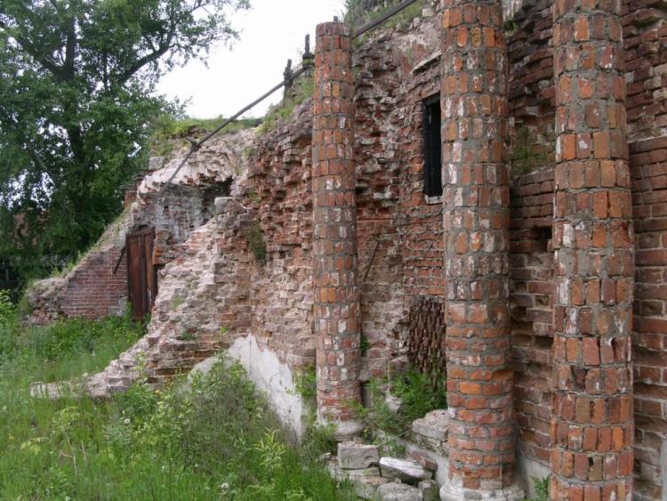 Серпухов. Церковь Сретения Господня. архитектурные детали, Западный фасад. Видны развалины винтовой лестницы разрушенного нижнего яруса колокольни.