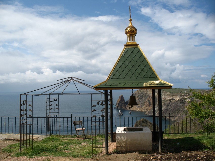 Балаклавский Георгиевский монастырь, Фиолент (Балаклавский район, г. Севастополь). дополнительная информация, Вид на звонницу и берег моря