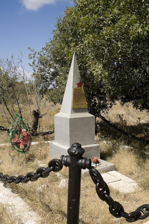 Балаклавский Георгиевский монастырь, Фиолент (Балаклавский район, г. Севастополь). дополнительная информация, Стела над захоронением бойца, погибшего в мае 1944г при освобождении Севастополя. 