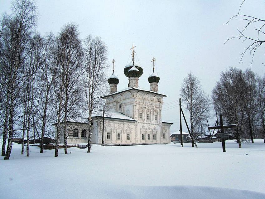 Ныроб. Церковь Николая Чудотворца. общий вид в ландшафте, вид с юго-запада, справа - памятный крест жертвам репрессий