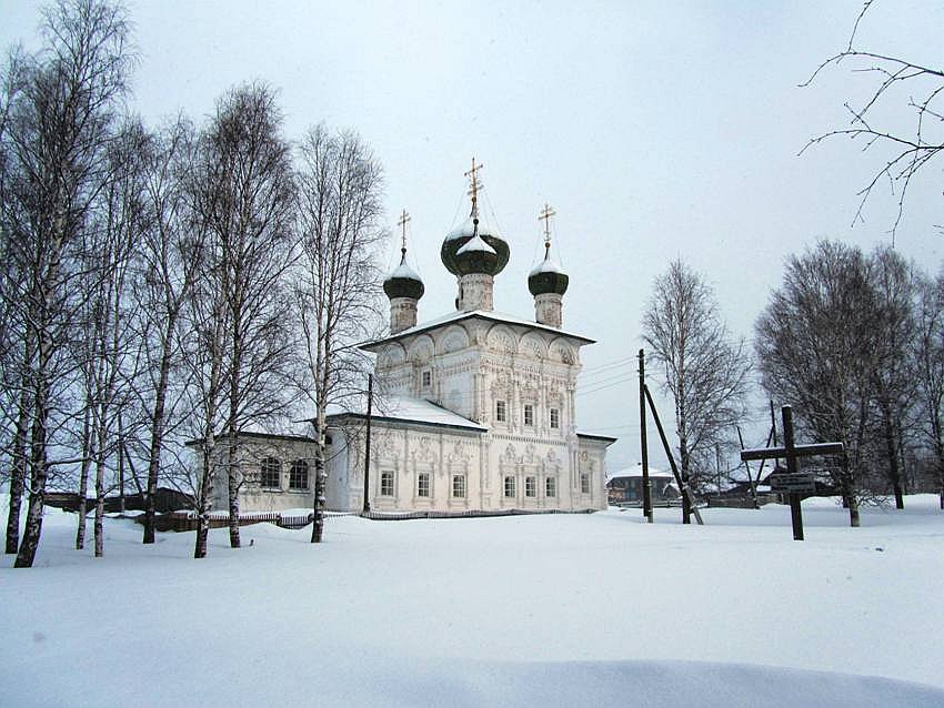 Церковь Николая Чудотворца, Ныроб (Чердынский район, Пермский край). общий вид в ландшафте, вид с юго-запада, справа - памятный крест жертвам репрессий