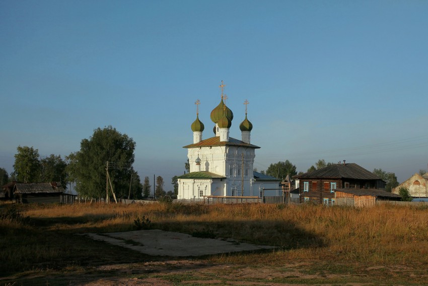 Ныроб. Церковь Николая Чудотворца. общий вид в ландшафте