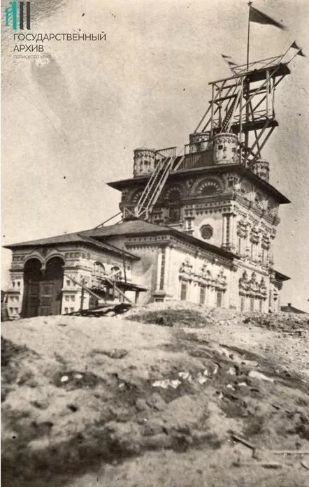 Церковь Николая Чудотворца, Ныроб (Чердынский район, Пермский край). архивная фотография, Церковь в оформлении для праздника времён СССР. ГАПК Ф.р-1619. Оп.1. Д.210. Л.02