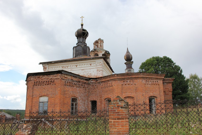 Искор. Церковь Рождества Христова. общий вид в ландшафте