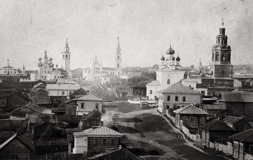 Церковь Богоявления Господня, Чердынь (Чердынский район, Пермский край). архивная фотография, Чердынь. Троицкая церковь, Собор Воскресения Христова, церковь Спаса Преображения, Богоявленская церковь и за ней Успенская церковь. Фотография с церкви Иоанна Богослова С сайта http://numismat.su/