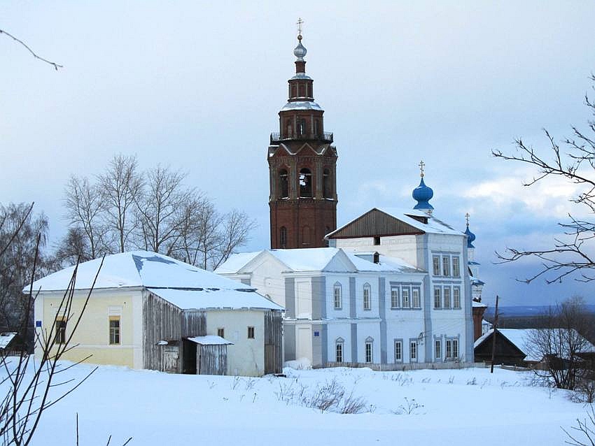 Церковь Преображения Господня, Чердынь (Чердынский район, Пермский край). общий вид в ландшафте, вид с юго-запада, на заднем плане - колокольня Воскресенского собора