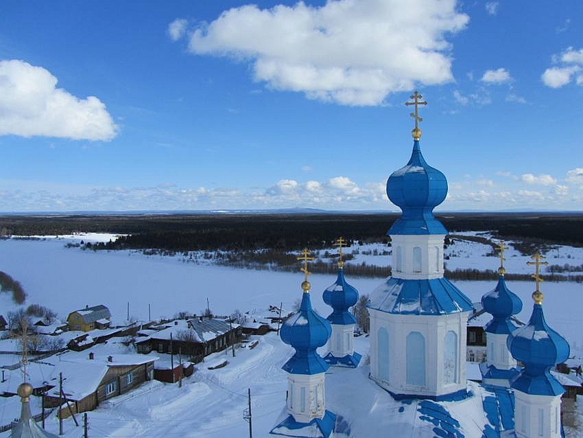 Собор Воскресения Христова, Чердынь (Чердынский район, Пермский край). архитектурные детали, Пятиглавие, вид с колокольни. На горизонте - гора Полюд.