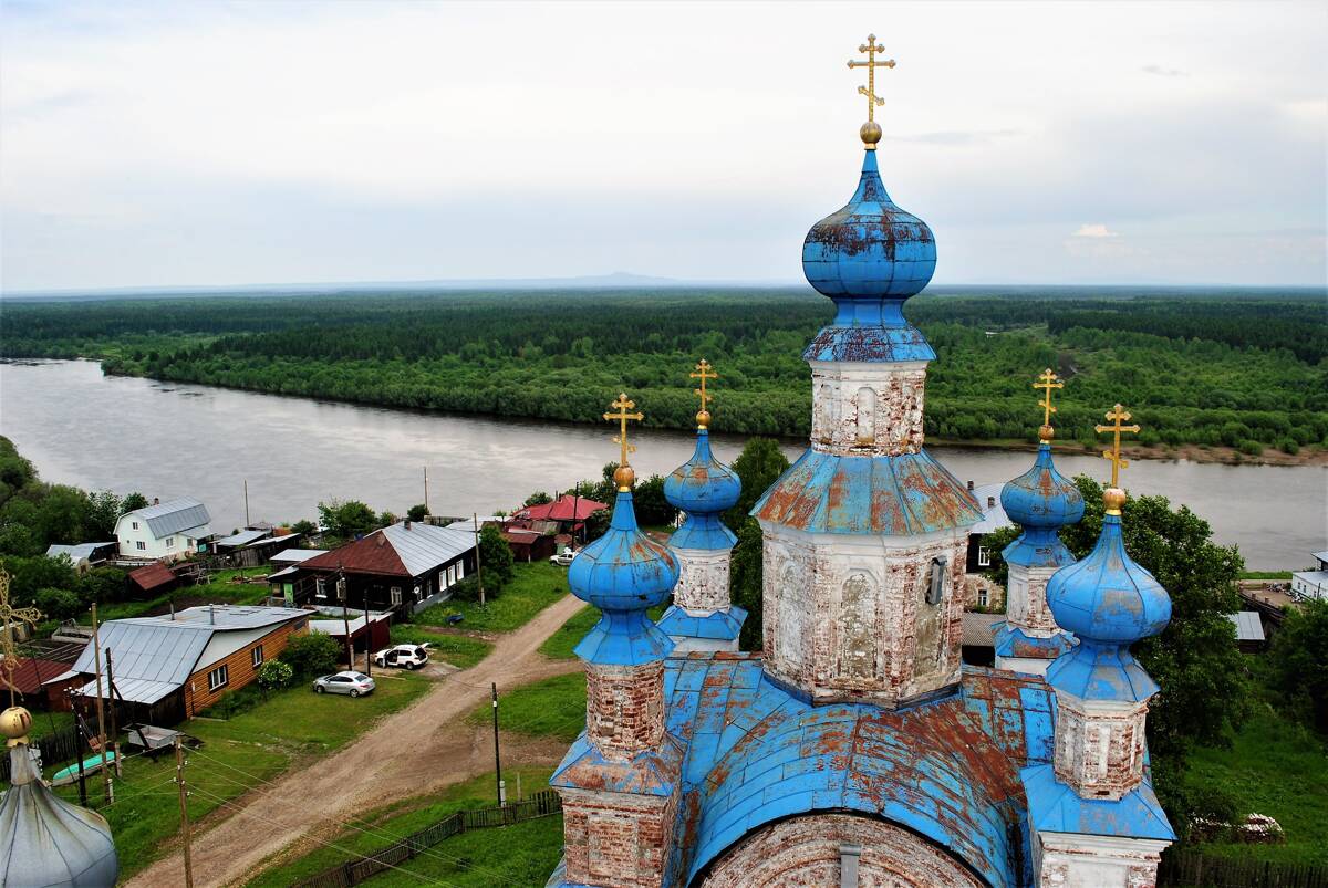 Собор Воскресения Христова, Чердынь (Чердынский район, Пермский край). архитектурные детали, Вид с колокольни на купола Собора.