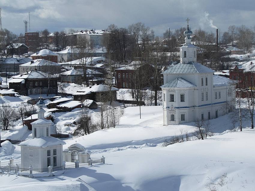 Церковь Успения Пресвятой Богородицы, Чердынь (Чердынский район, Пермский край). общий вид в ландшафте, вид с колокольни Воскресенского собора, слева - Спасская часовня