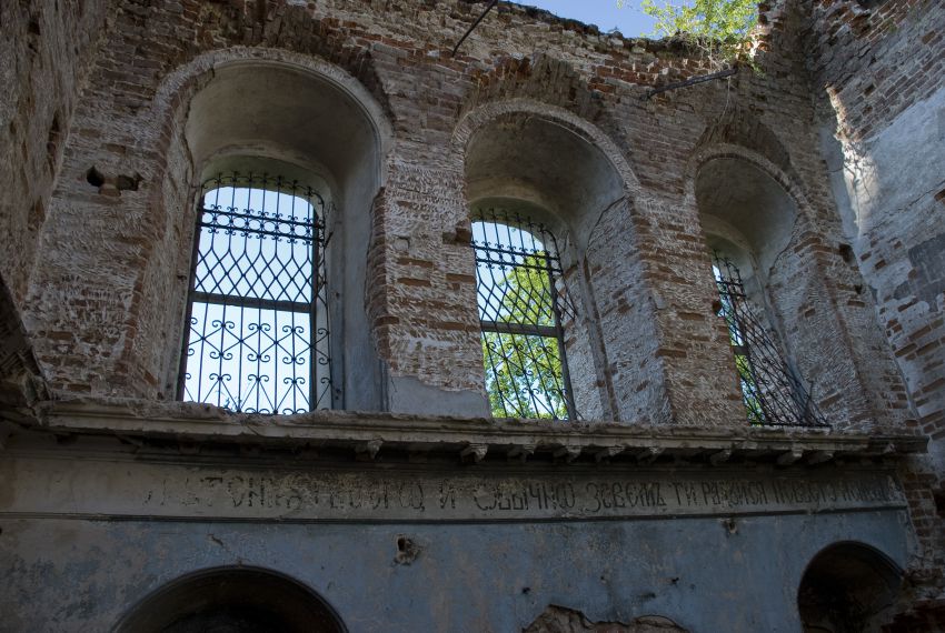 Церковь Владимирской иконы Божией Матери, Усолье (Усольский район, Пермский край). интерьер и убранство, Оконные решётки и остатки росписей