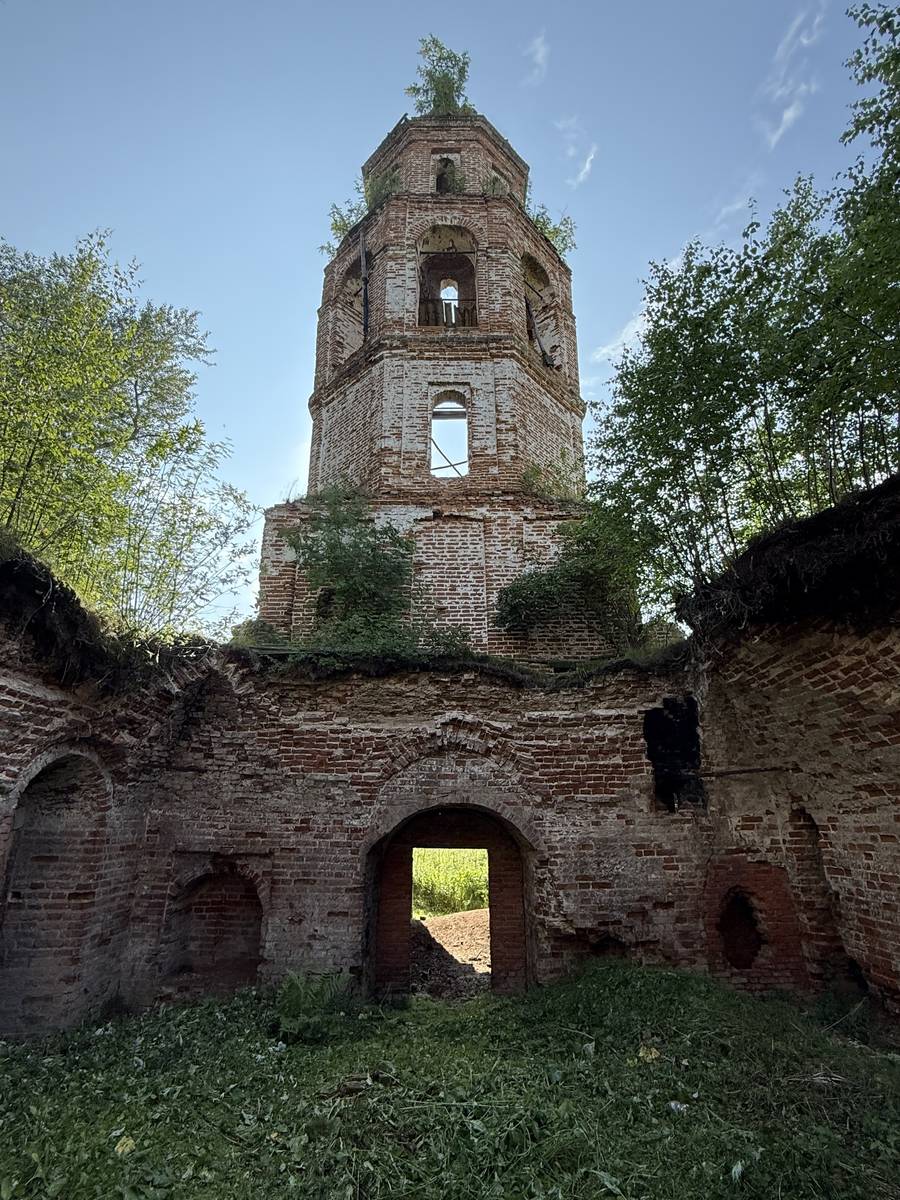 Церковь Владимирской иконы Божией Матери, Усолье (Усольский район, Пермский край). интерьер и убранство, Вид на колокольню из трапезной (с востока)