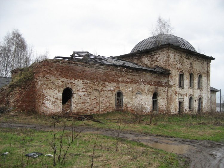 Церковь Преображения Господня, Пыскор (Усольский район, Пермский край). фасады, Весенняя распутица, дождь. Состояние церкви лучше не стало.