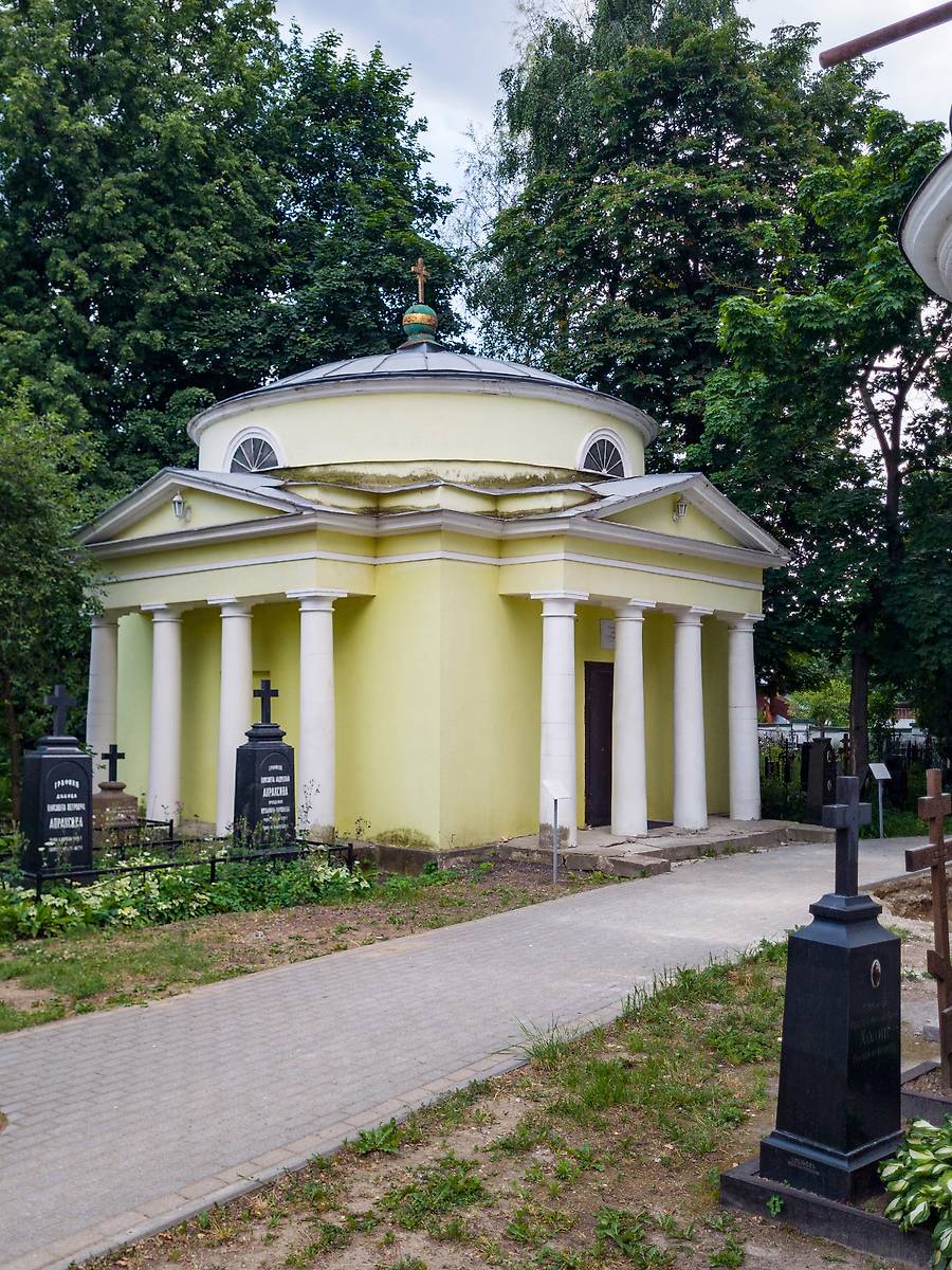 общий вид в ландшафте. Часовня-усыпальница С.П. Румянцева, Павлино (Балашихинский городской округ и г. Реутов, Московская область)