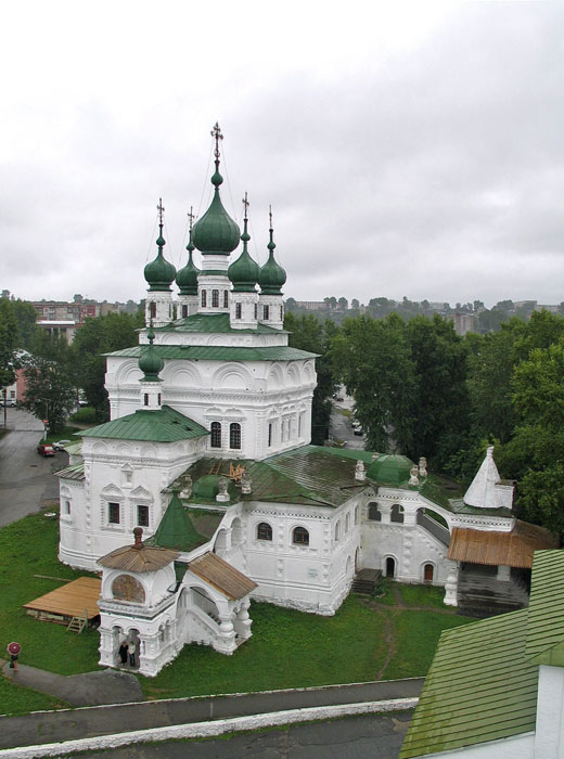 Соликамск. Кафедральный собор Троицы Живоначальной. общий вид в ландшафте