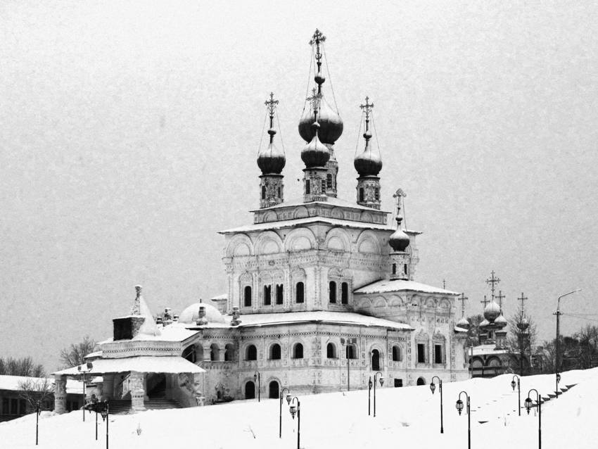 Кафедральный собор Троицы Живоначальной, Соликамск (Соликамский район и г. Соликамск, Пермский край). фасады, вид с юго-запада, справа на заднем плане - Богоявленская церковь