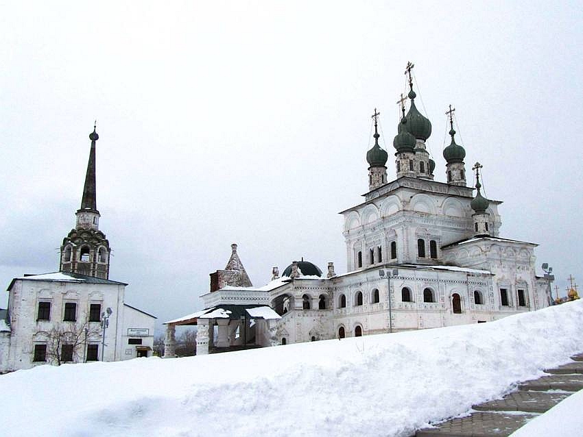 Соликамск. Кафедральный собор Троицы Живоначальной. фасады, вид с юго-запада, слева - основной объем Воскресенской церкви