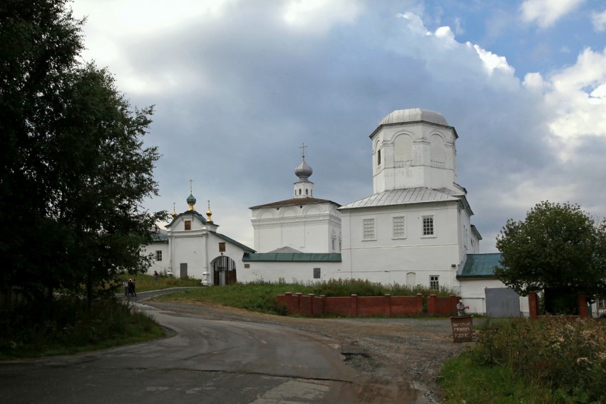 Соликамск. Вознесенский Троицкий монастырь. общий вид в ландшафте