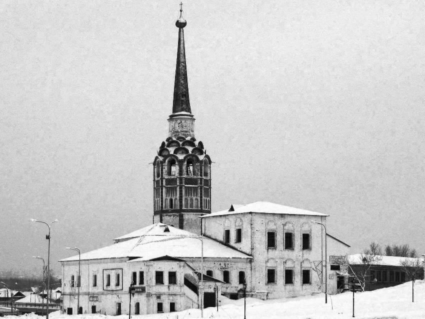 Соликамск. Церковь Воскресения Христова. фасады, вид с юга, на заднем плане - соборная колокольня