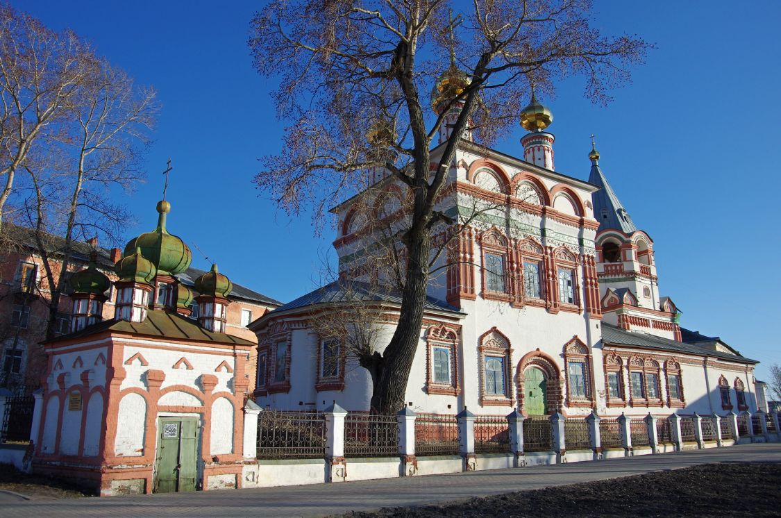 Соликамск. Церковь Богоявления Господня. фасады, Вид с северо-востока с оградой и часовней Петра и Павла