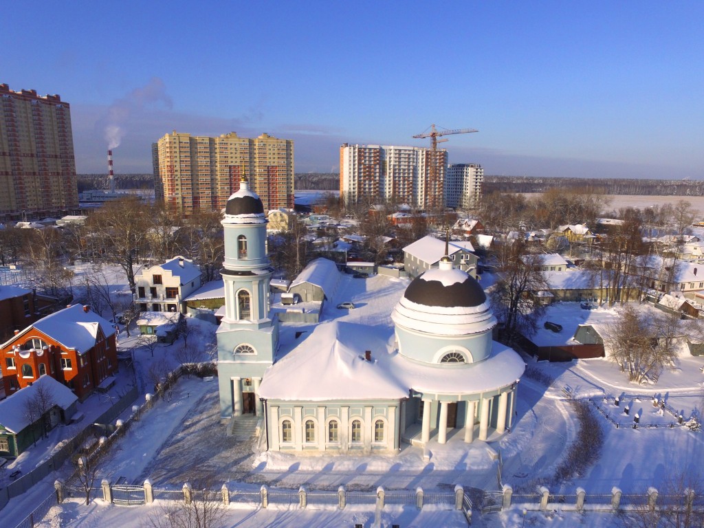 Пехра-Покровское. Церковь Покрова Пресвятой Богородицы. общий вид в ландшафте, Фото с квадрокоптера, вид с юга