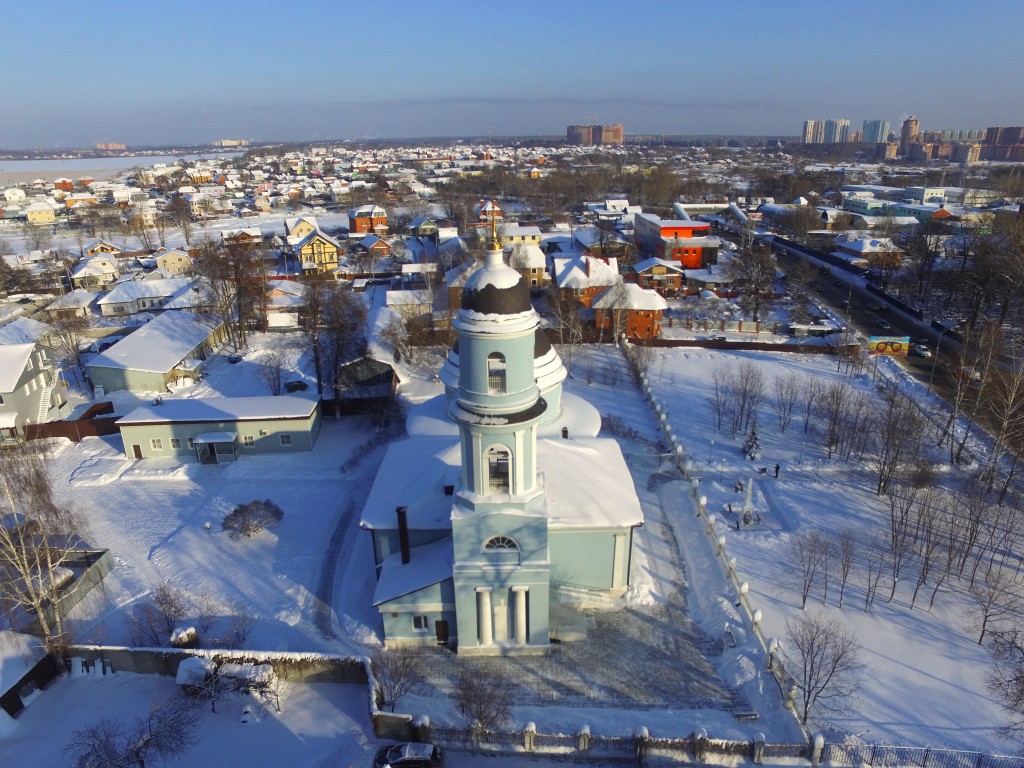 Пехра-Покровское. Церковь Покрова Пресвятой Богородицы. общий вид в ландшафте, Фото с квадрокоптера, вид с запада