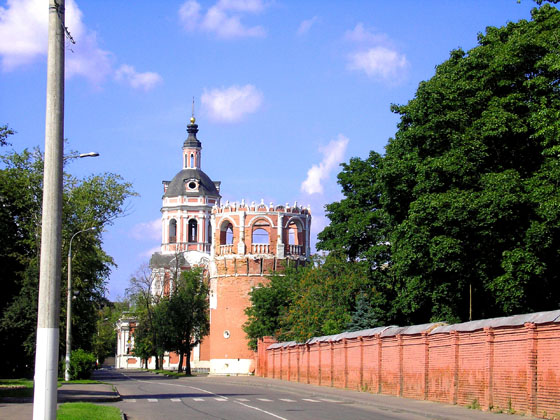 Донской. Донской монастырь. архитектурные детали, Соборная колокольня монастыря (надвратная) и одна из башен. Вид с юга.