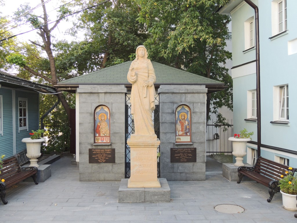 Церковь Николая Чудотворца в Котельниках, Таганский (Центральный административный округ (ЦАО), г. Москва). дополнительная информация, Скульптурный образ Людмилы Чешской, подаренный Чешским центром и установленный у церкви