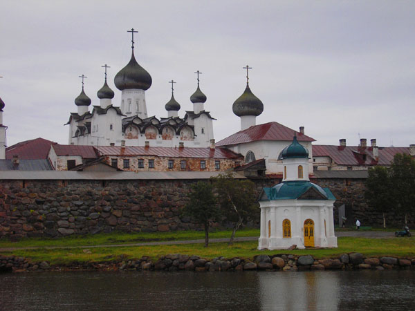 Соловецкий. Спасо-Преображенский Соловецкий монастырь. фасады, Спасо-Преображенский собор(начало строительства 1558г.) и Александровская часовня (1858г.) на переднем плане.