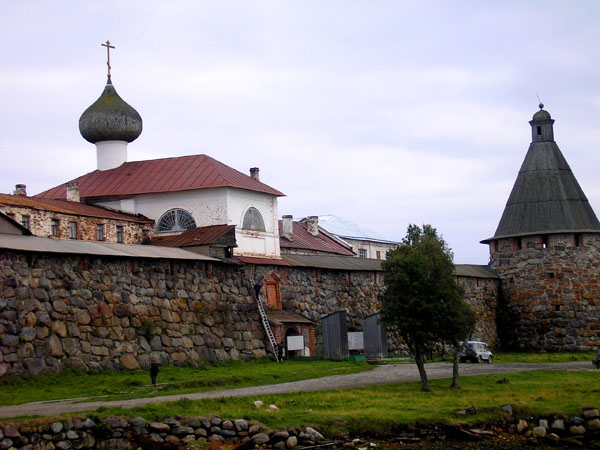 Спасо-Преображенский Соловецкий монастырь, Соловецкий (Соловецкий район, Архангельская область). фасады, Надвратная церковь Благовещения Пресвятой Богородицы(постройки 1601г.) и на дальнем плане Прядильная башня Соловецкого кремля.