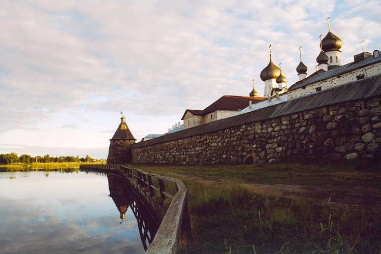 Соловецкий. Спасо-Преображенский Соловецкий монастырь. фасады, Святое озеро у монастыря