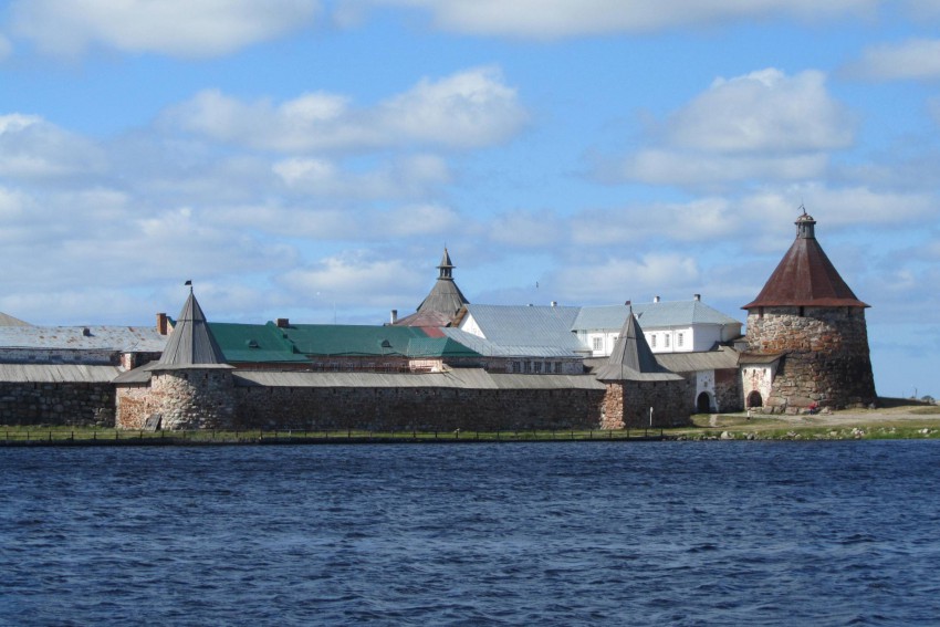 Спасо-Преображенский Соловецкий монастырь, Соловецкий (Соловецкий район, Архангельская область). фасады, Восточная стена, башни слева направо: Поваренная, Квасоваренная, Никольская. На дальнем плане - шатер Корожной башни.