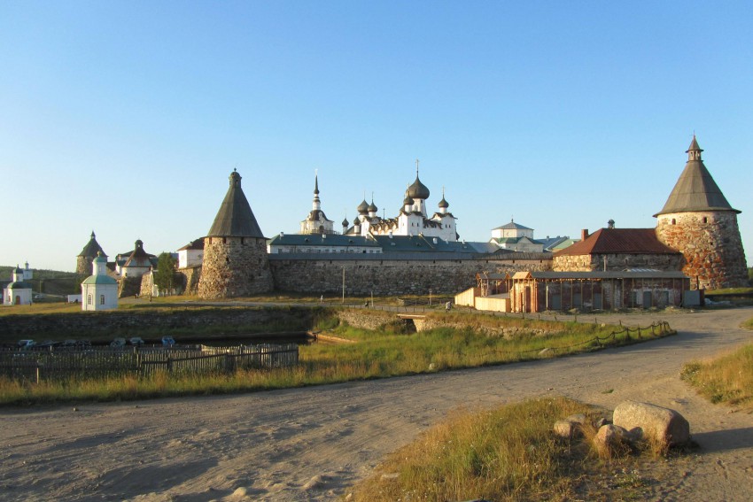 Спасо-Преображенский Соловецкий монастырь, Соловецкий (Соловецкий район, Архангельская область). фасады, Вид от южной части поселка. Слева от Прядильной башни - три часовни 1854-56 гг. (слева направо): Александро-Невская, Константиновская, Петропавловская. 