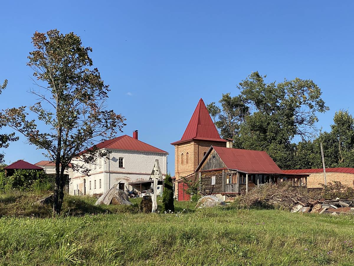Келейный корпус и башня в северо-восточном углу территории, архитектурные детали. Троицкий Рождества Богородицы Оптин монастырь, Болхов (Болховский район, Орловская область)